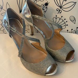 Silver Heels Size 7 Like New